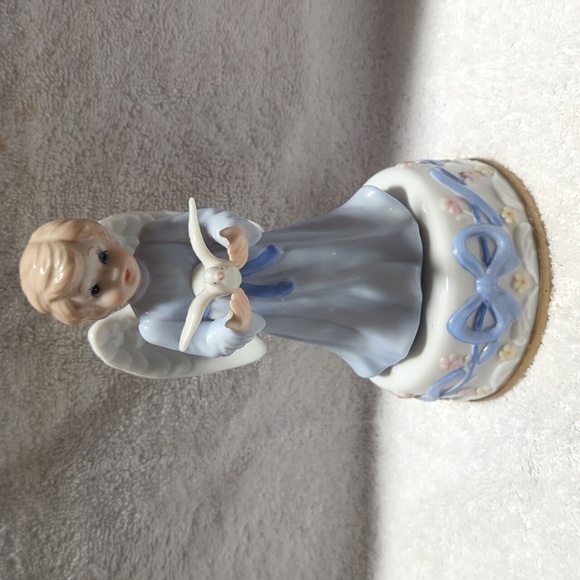Letton China Angel & Dove Musical Figurine - VIntage 1994 - Picture 1 of 6